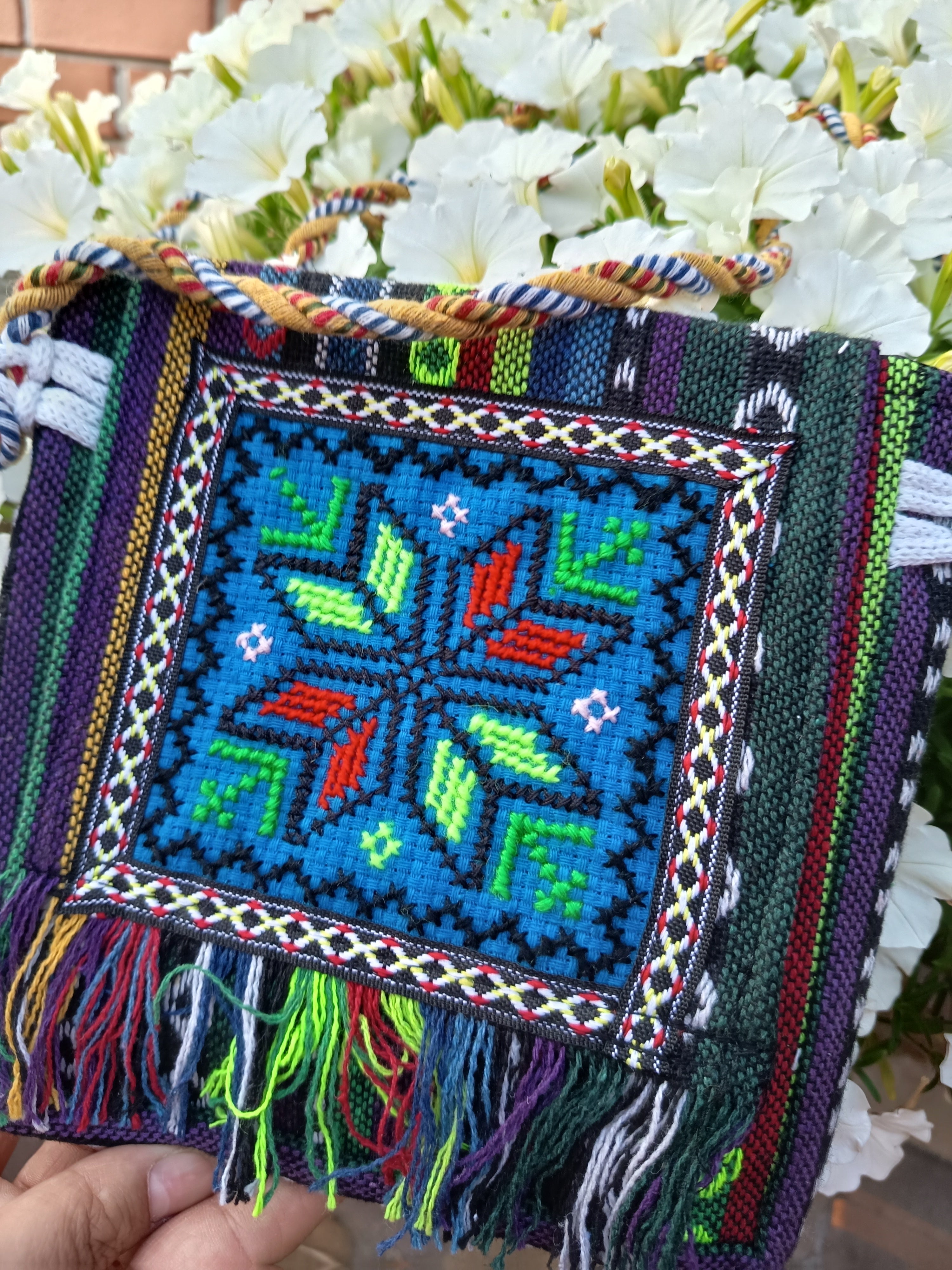 Mała boho torebka z Maroka z niebieskim kwiatem