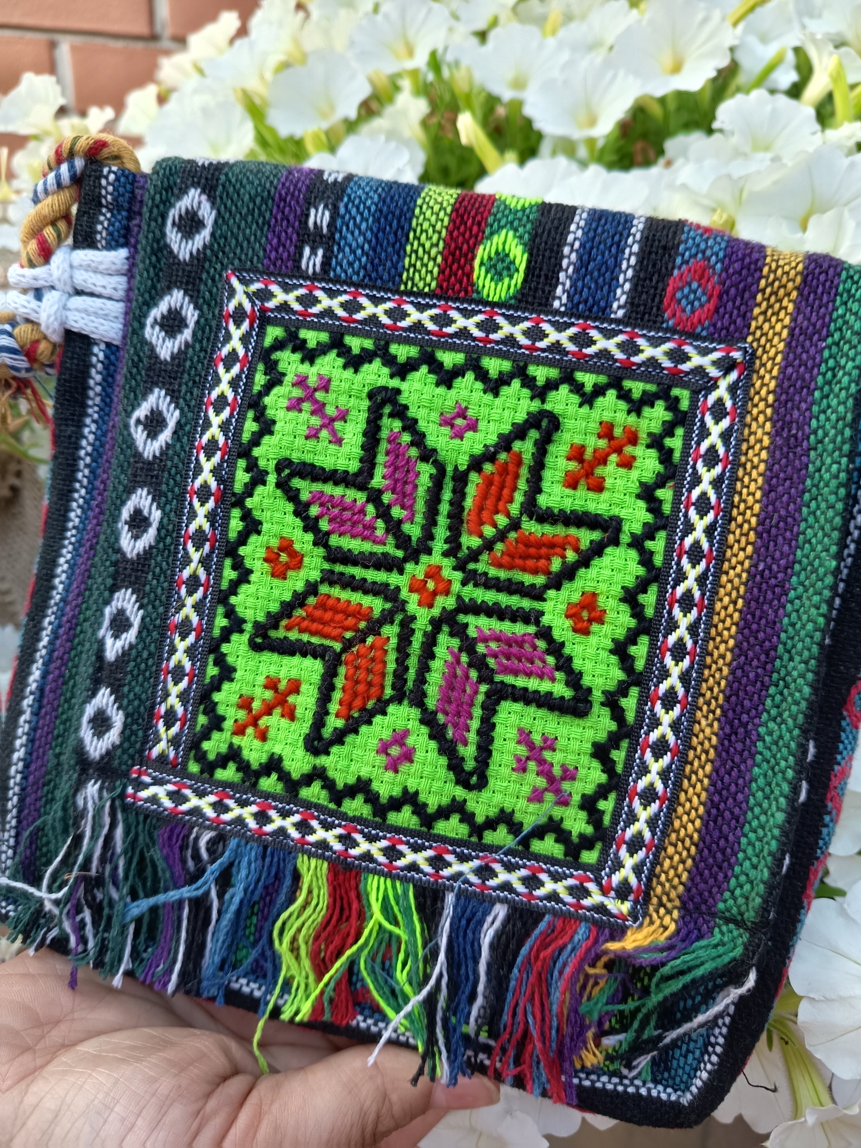 Mała boho torebka z Maroka z zielonym kwiatem