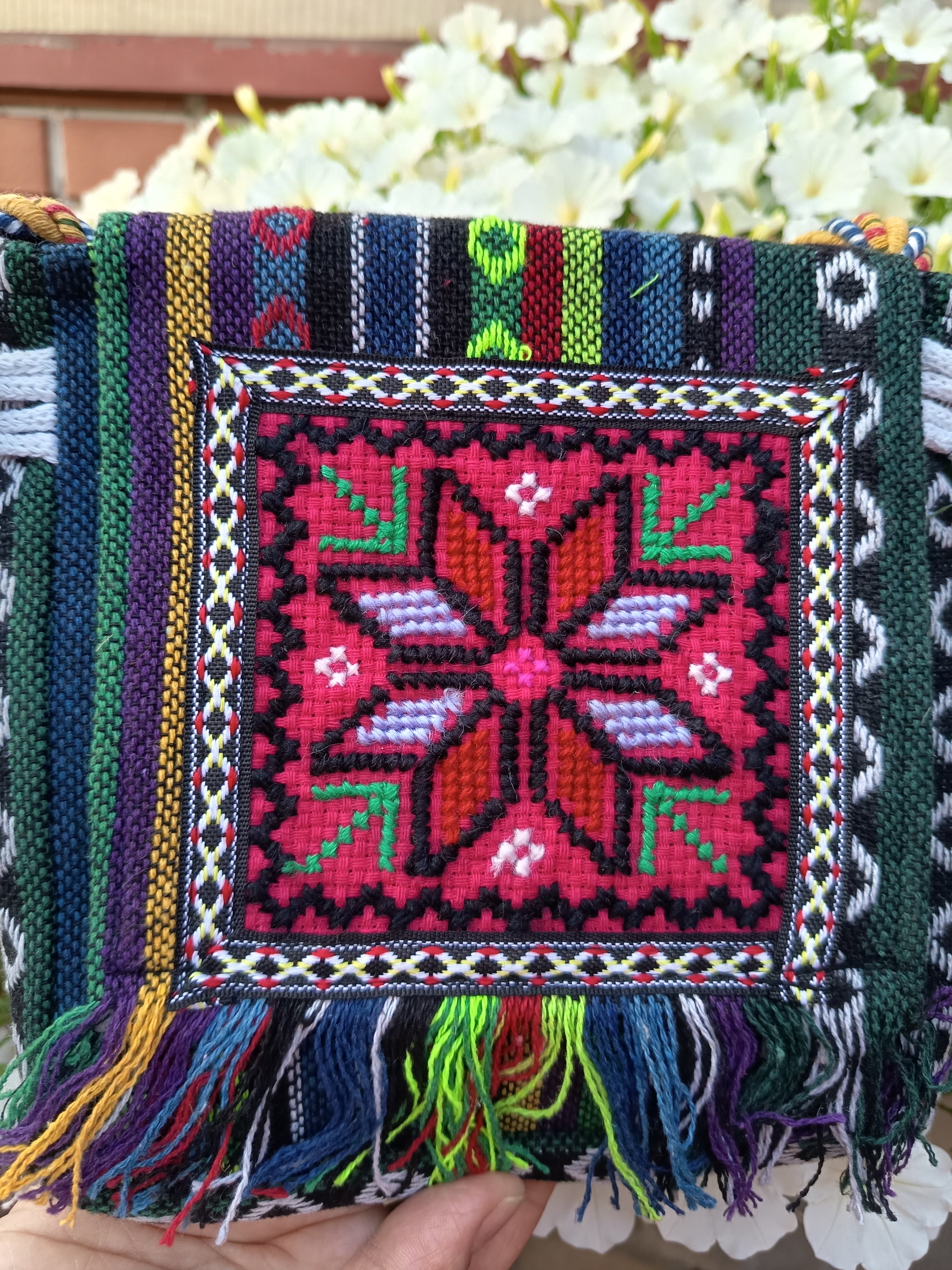 Mała boho torebka z Maroka z różowym kwiatem