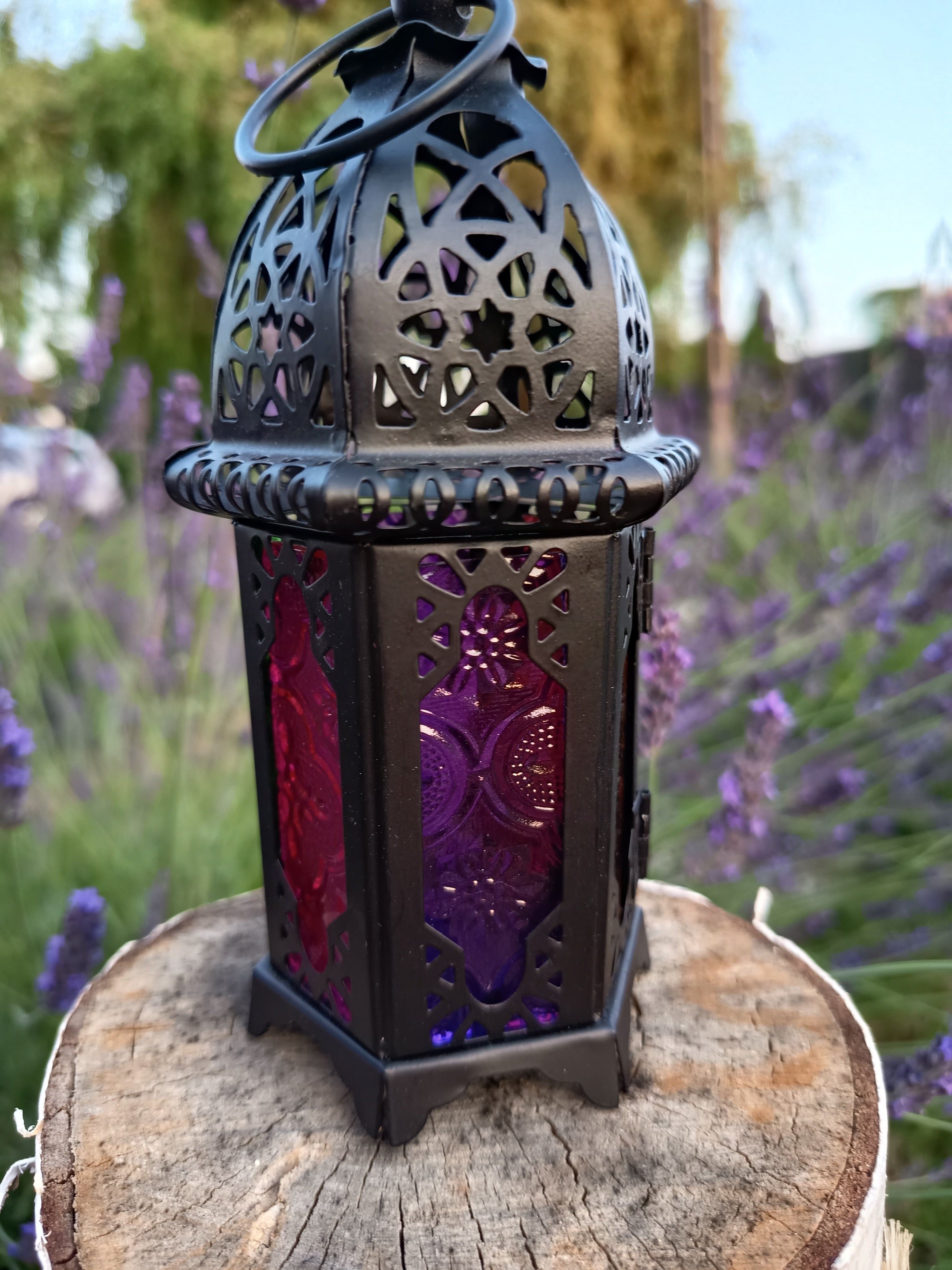 Czarna lampa w arabskim stylu z kolorowymi szkiełkami