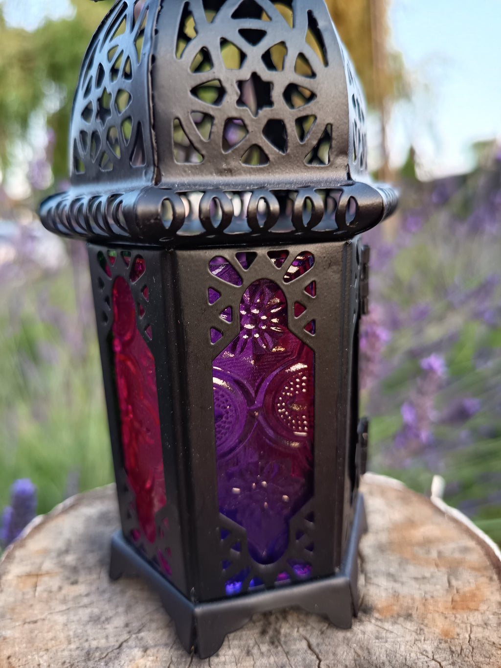 Czarna lampa w arabskim stylu z kolorowymi szkiełkami