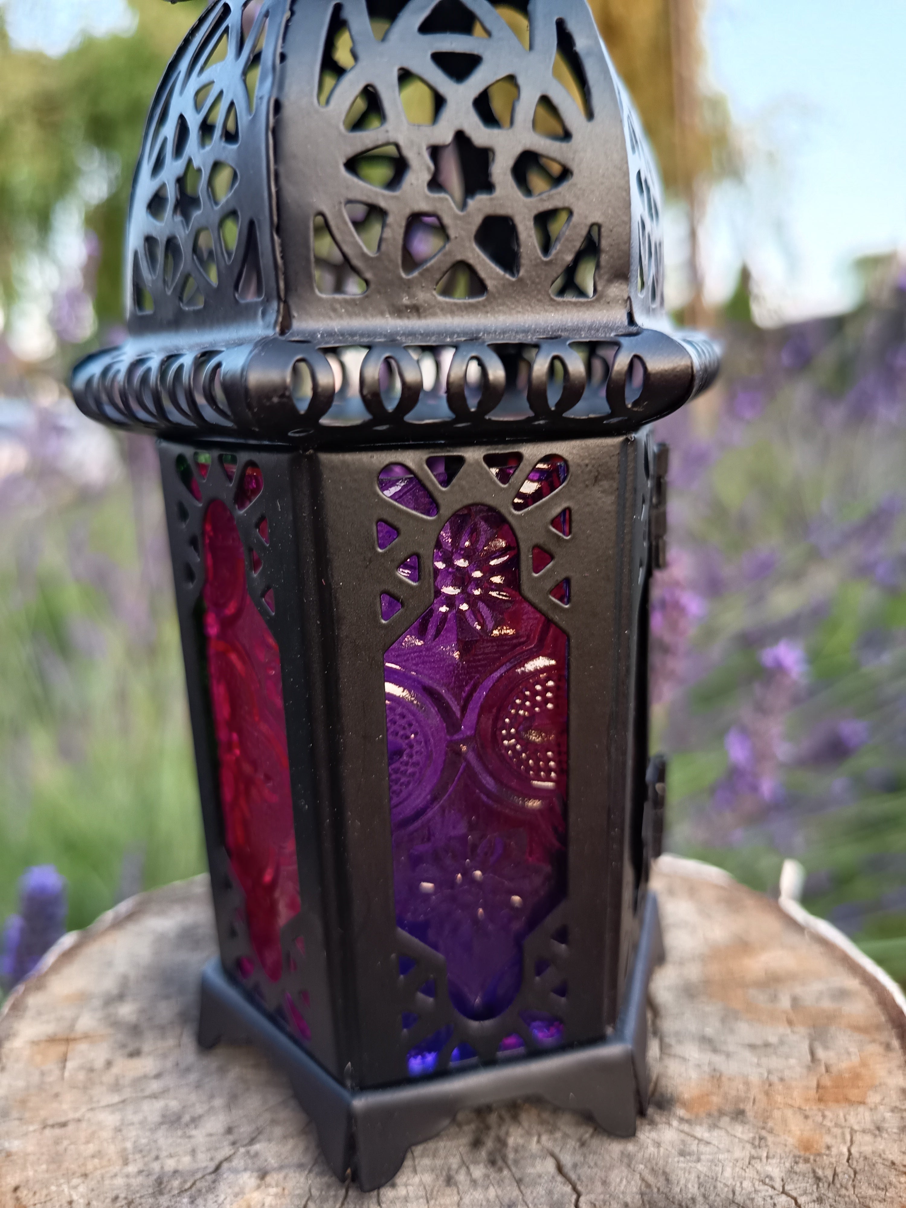 Czarna lampa w arabskim stylu z kolorowymi szkiełkami